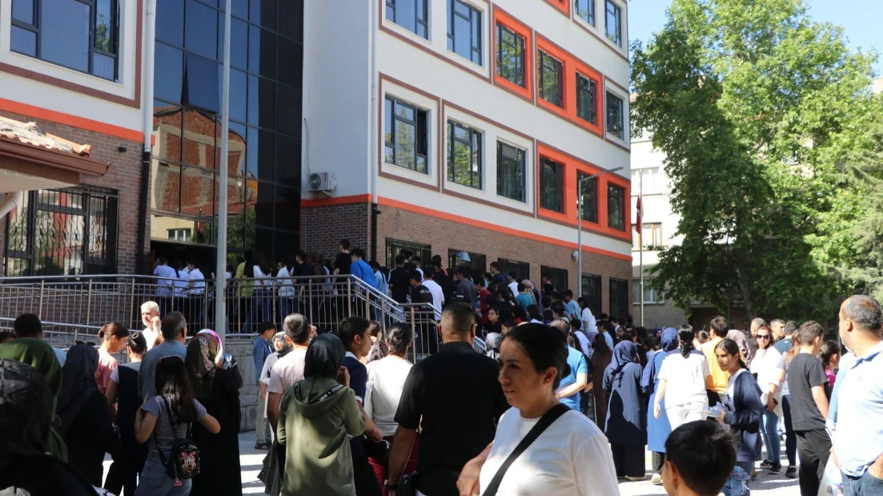 LGS başladı: 1 milyon 22 bin öğrenci ter döküyor