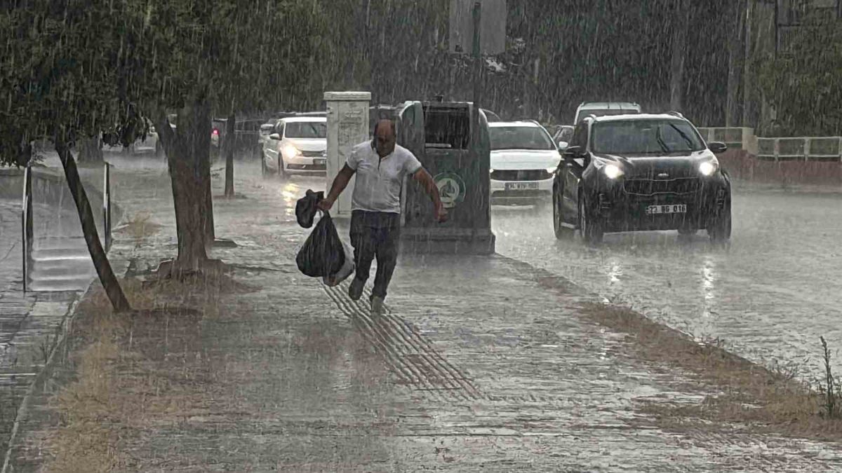 Edirne'de sağanak günlük hayatı etkiledi
