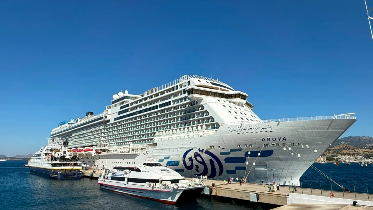 İki dev kruvaziyer Bodrum’a binlerce turist getirdi