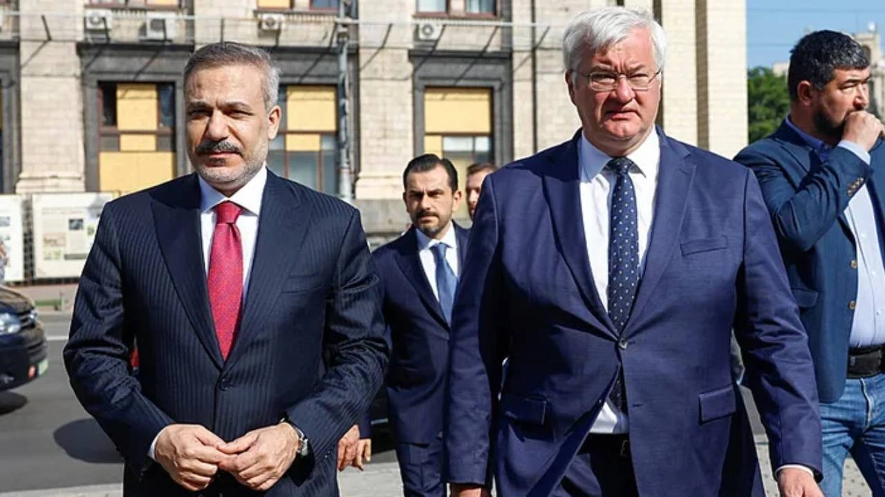 Hakan Fidan'dan Ukraynalı bakanın yanında Karadeniz uyarısı! Türk sahipli gemi vurulmuştu