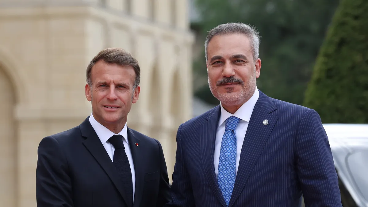 Dışişleri Bakanı Fidan Paris'te! Macron karşıladı