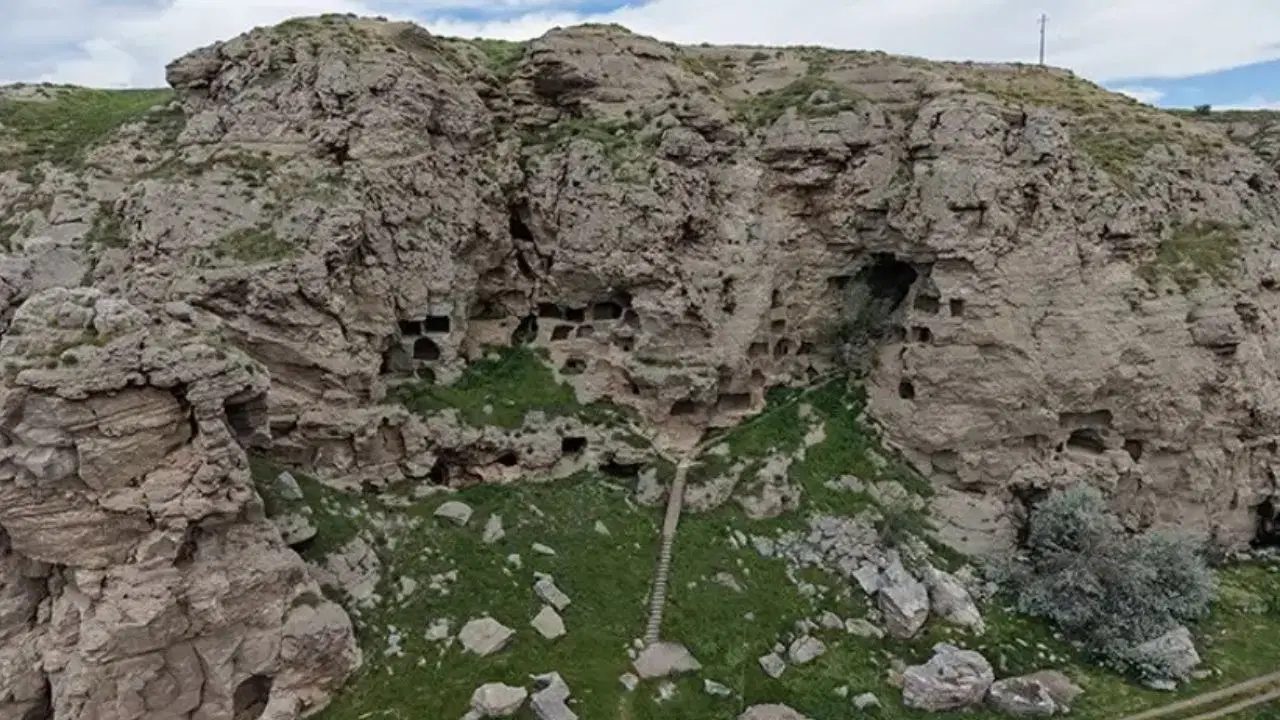 Sivas'taki 3 bin 200 yıllık 'apartman' zamana meydan okuyor