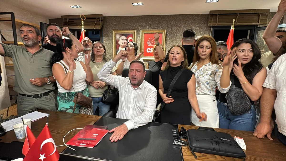 CHP'de 'sinkaflı' arınma! İzmir il binası gece yarısı savaş alanına döndü | Küfürler havada uçuştu