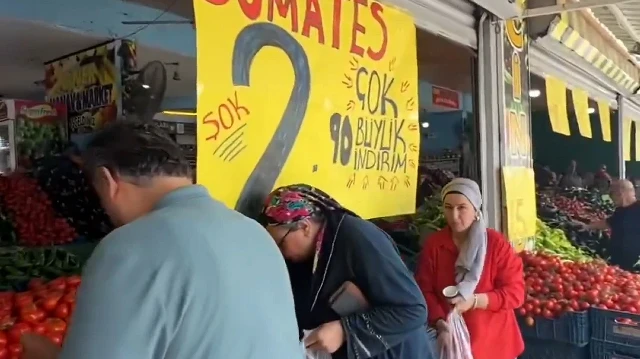 Hatay'da bir manav fiyatları 10 sene önceki rakamlara çekti