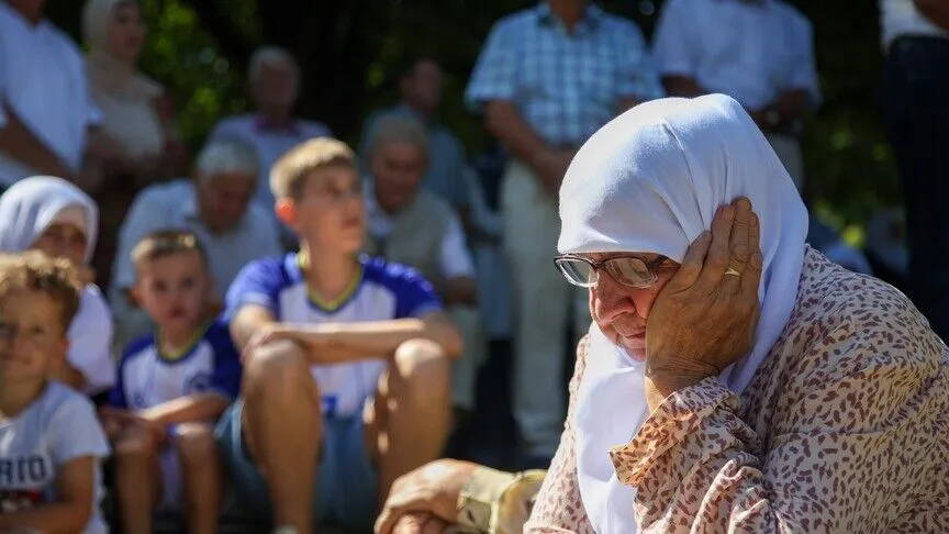 Srebrenitsa Soykırımı kurbanlarının cenazeleri, Saraybosna'dan Potoçari Anıt Mezarlığı'na uğurlandı