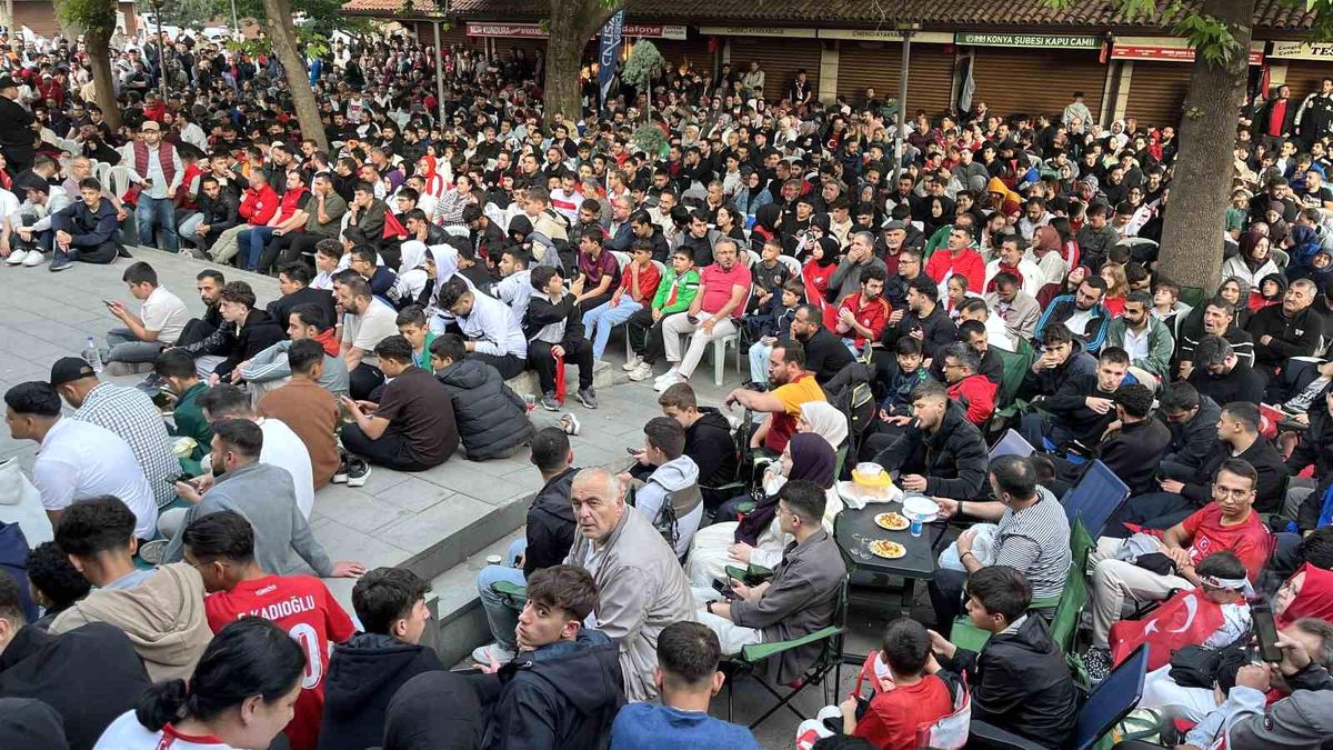 Konyalı vatandaşlar milli maç heyecanını dev ekranda yaşadı