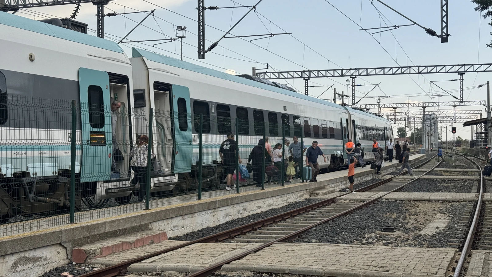 Milli Elektrikli Tren Halkalı-Uzunköprü hattında hizmete başladı