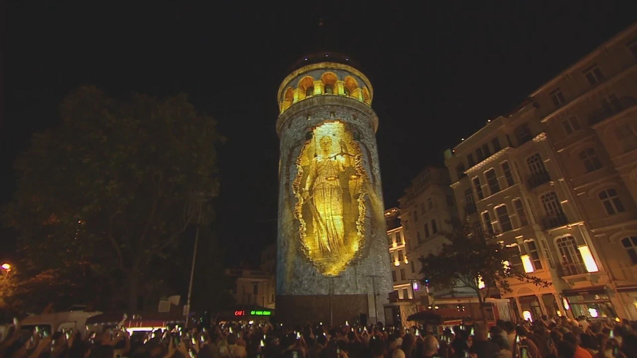 Galata Kulesi'nde 15 Temmuz'un 10'uncu yılında ışık gösterisi yapıldı