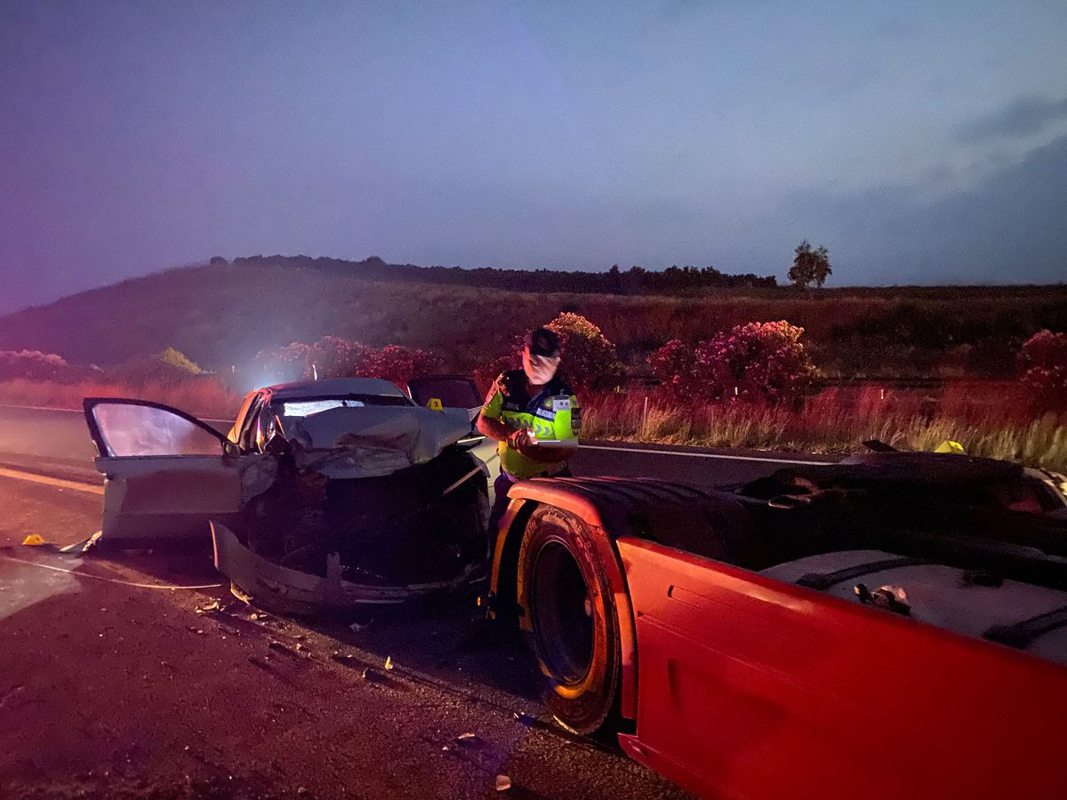 Otoyolda emniyet şeridinde duran TIR'a otomobil çarptı: 2 ölü
