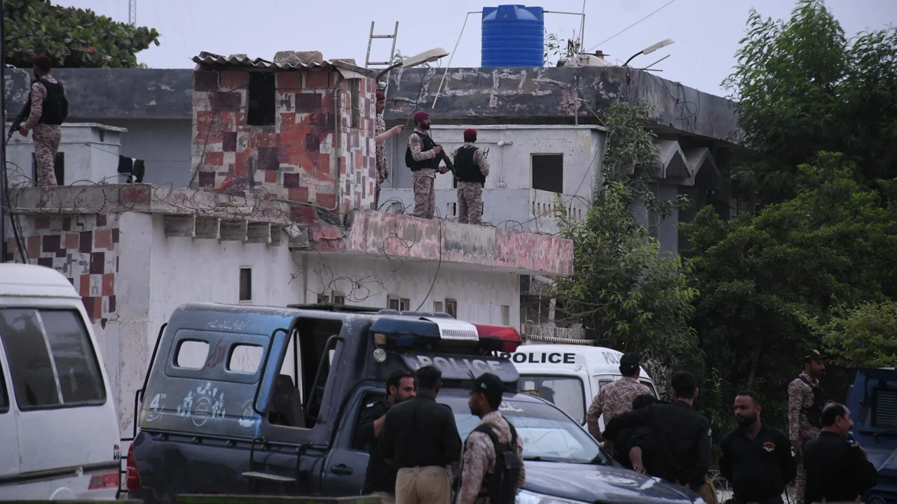 Pakistan'da bombalı saldırı: 3 paramiliter gücün hayatını kaybetti