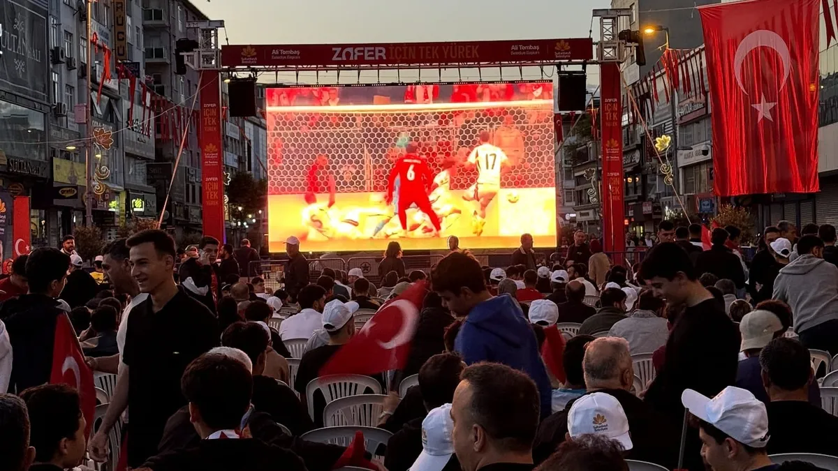 İstanbul'da vatandaşlar A Milli Futbol Takımı'na destek için meydanları doldurdu