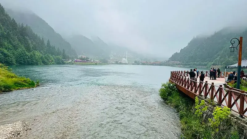 Uzungöl'de göle düşen turisti kurtarmak isteyen 2 kişi boğulma tehlikesi geçirdi; turistin cesedine ulaşıldı
