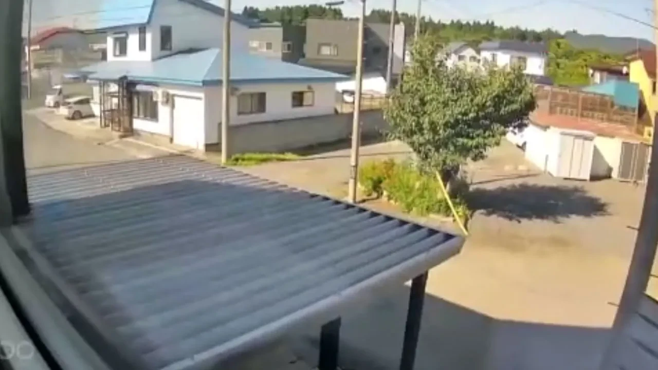 Japonya'da 6,9'luk deprem anı kamerada