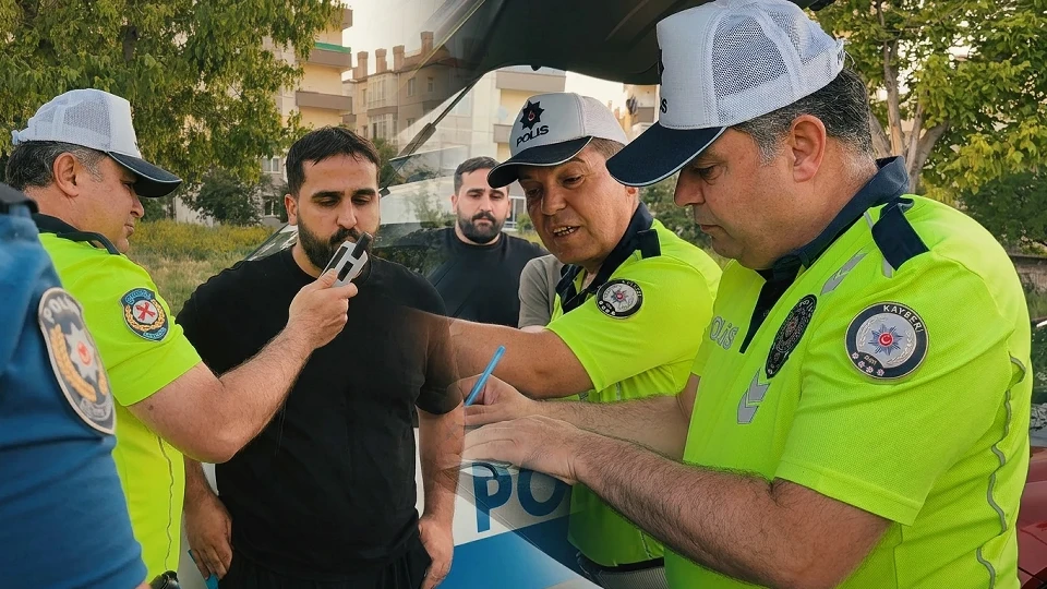 Kayseri'de alkollü sürücüye ceza yağdı: 1.06 promille yakalanınca ehliyetine el konulup adli işlem başlatıldı | KAYSERİ YEREL HABERLERİ