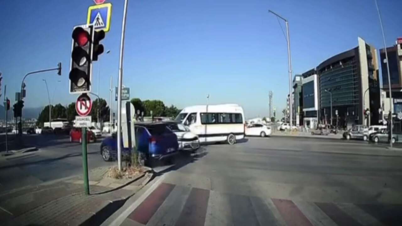 Bursa'da kırmızı ışık faciası kamerada! Kavşakta iki otomobil çarpıştı