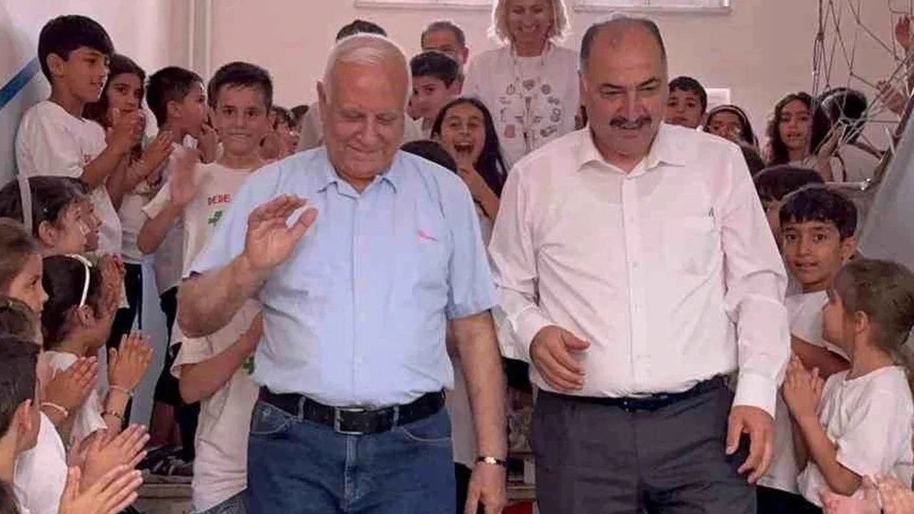 44 yıllık öğretmen çiçekler ve meşalelerle emekliliğe uğurlandı