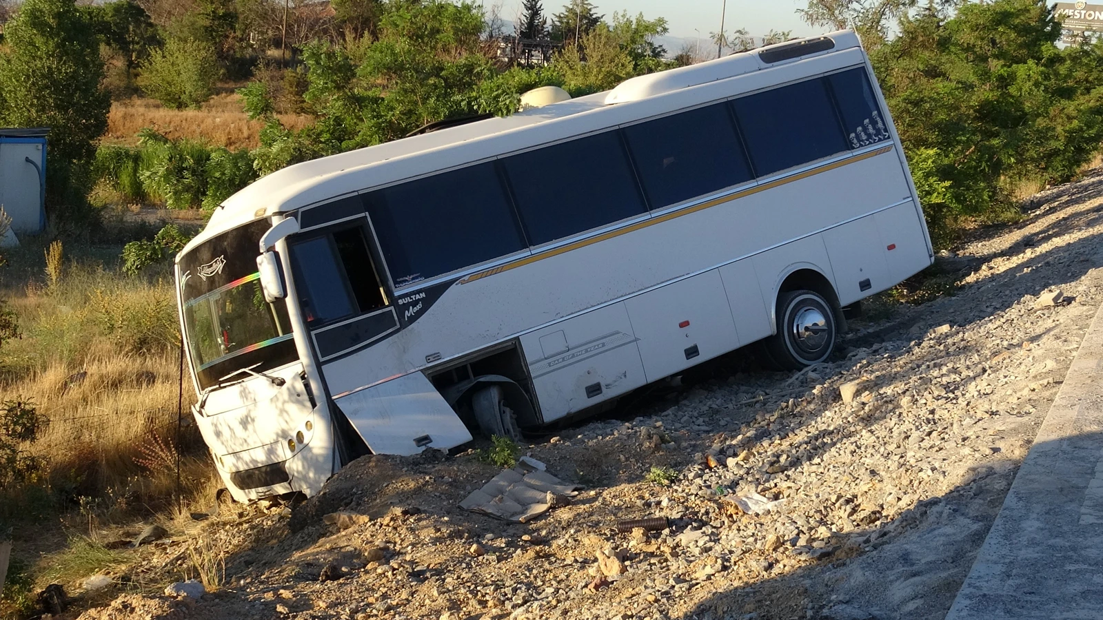 Lastiği patlayan servis aracı şarampole devrildi: Çok sayıda yaralı var