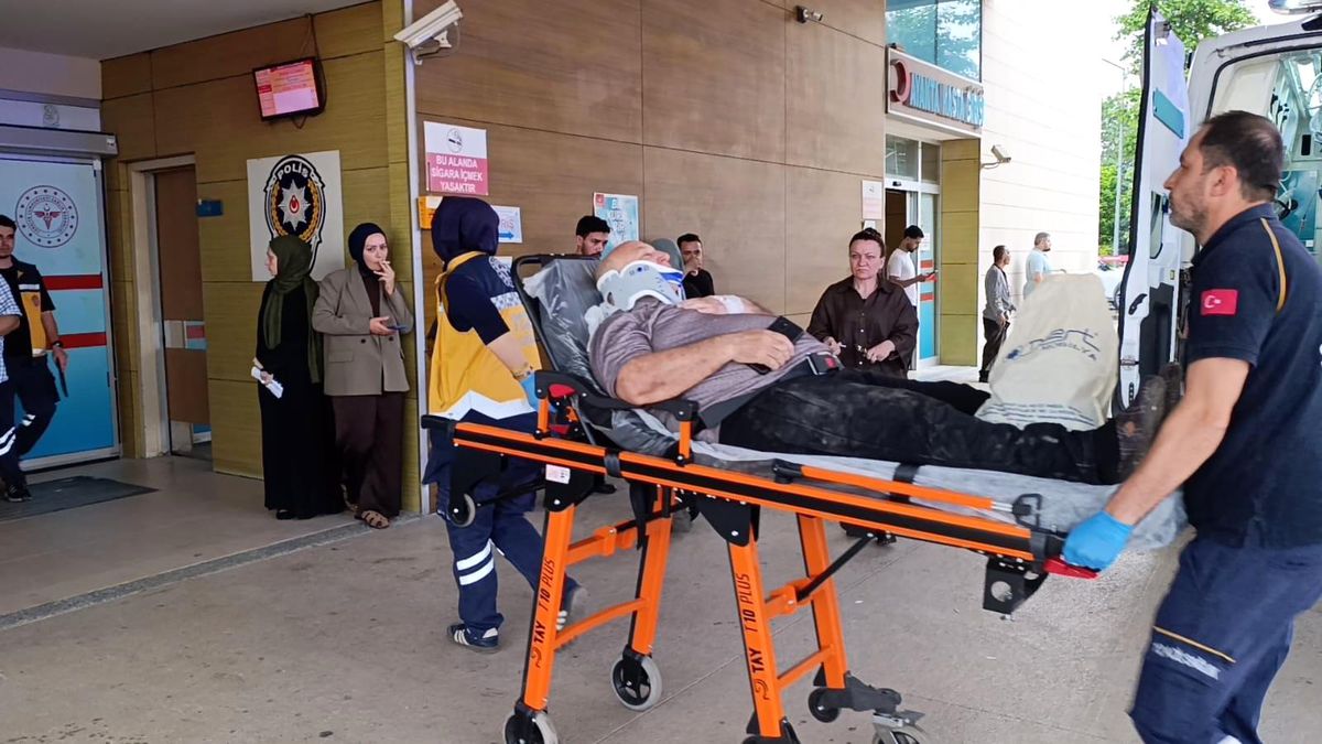 İnegöl'de kamyon devrildi: sürücü yaralandı