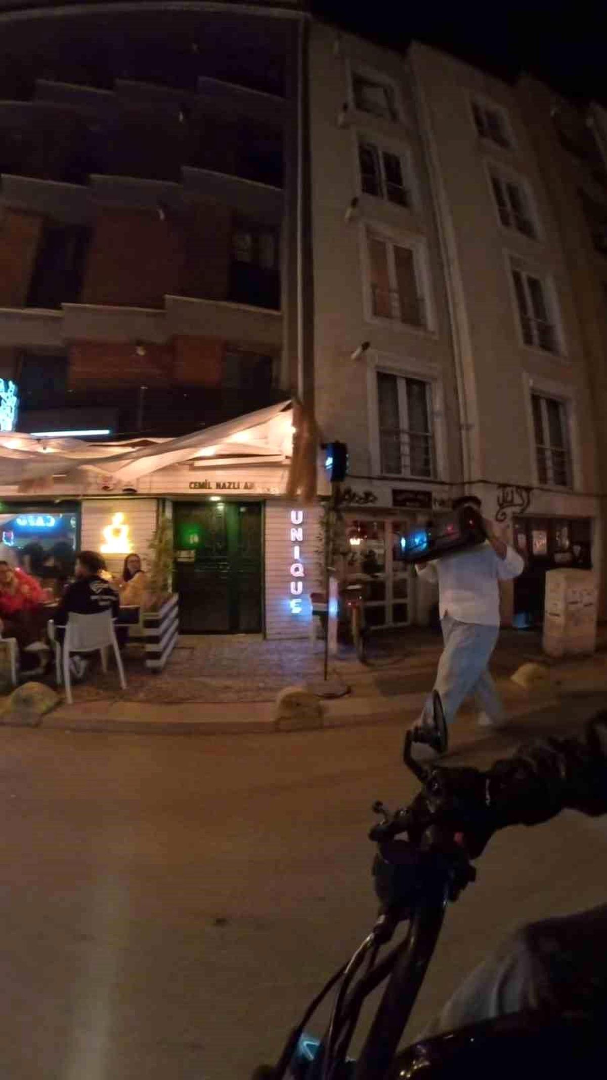 Müzik çaları kulağına dayayarak son ses ile sokakta yürüyen kişi tepki çekti