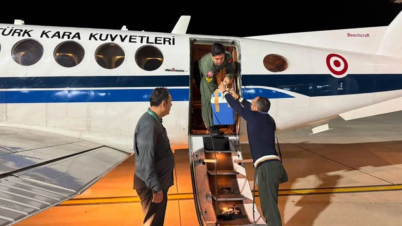 Türk askeri her yerde! Hayata tutunmaya çalışan vatandaşa Mehmetçik eli...