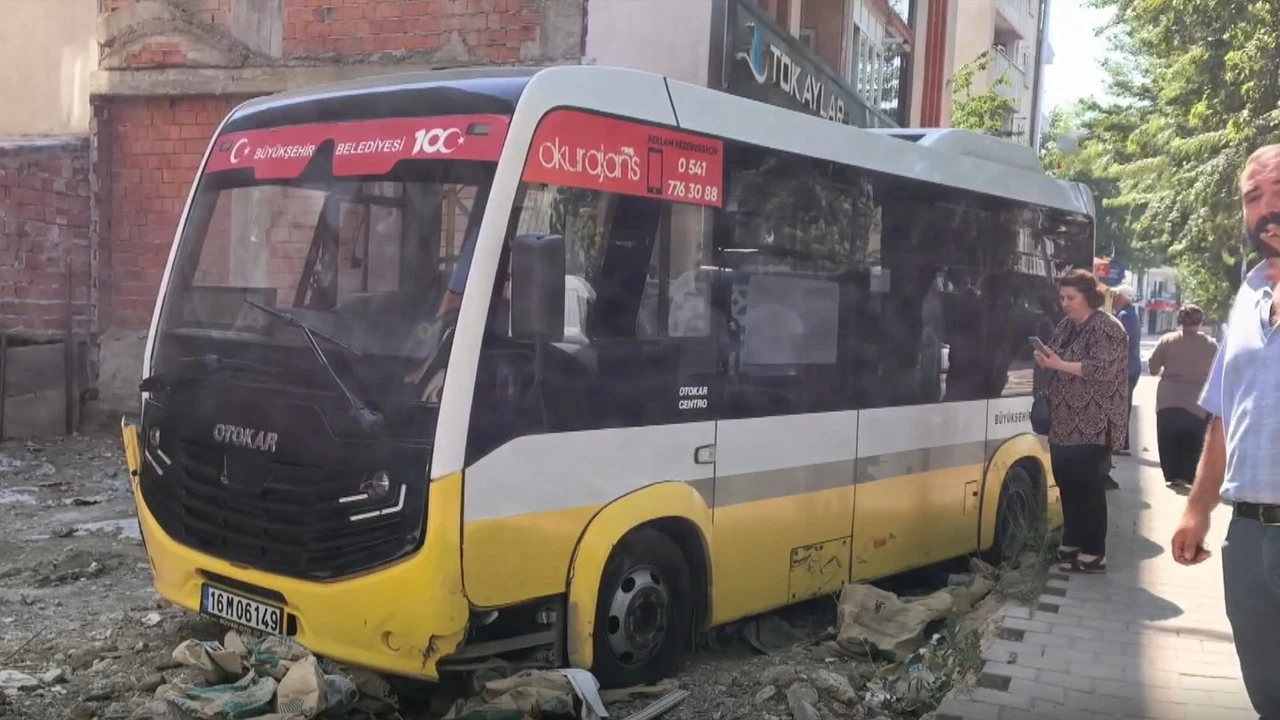 Tansiyon direksiyonda yakaladı: Kaldırıma çıkıp bayiye çarptı