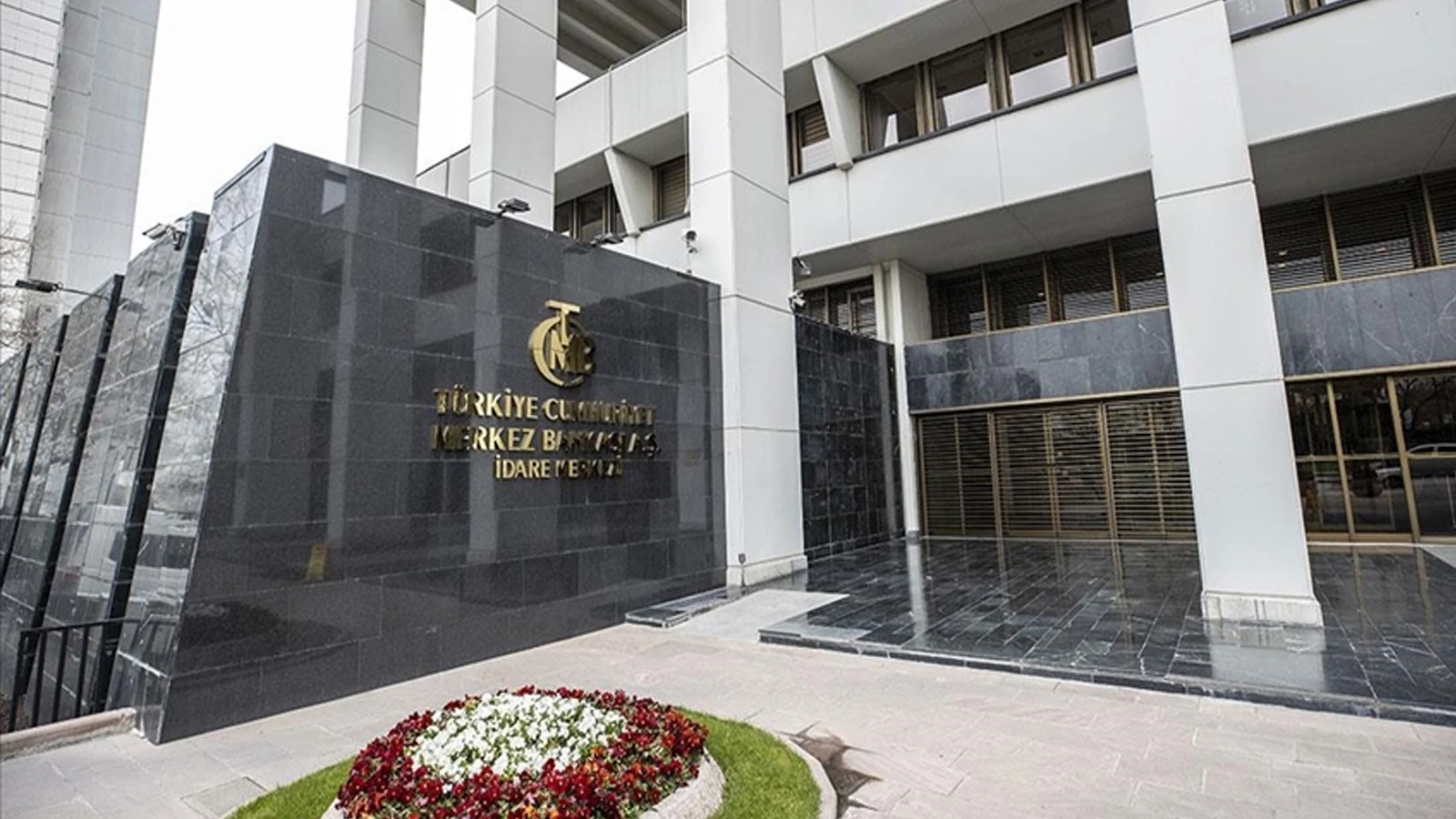 Dolar kuvvetleniyor... Gözler verilerde