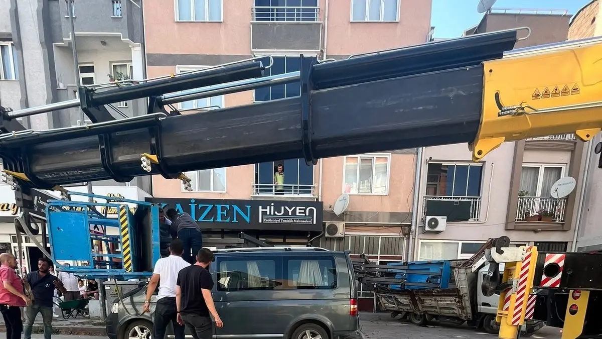 Yük asansörü minibüsün üzerine böyle devrildi