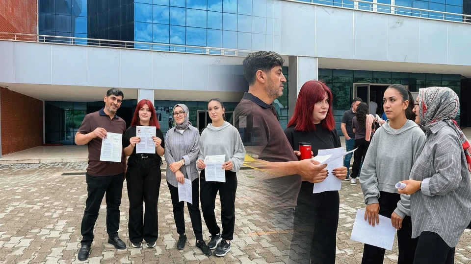 Burdur'da YKS sınavı heyecanı: Dört kişilik bir aile üniversite hayali için sıraya oturdu | Eğitim Haberleri