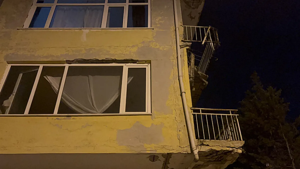 Üsküdar'da 4 katlı binanın balkonunda çökme: Vatandaşlar tahliye edildi