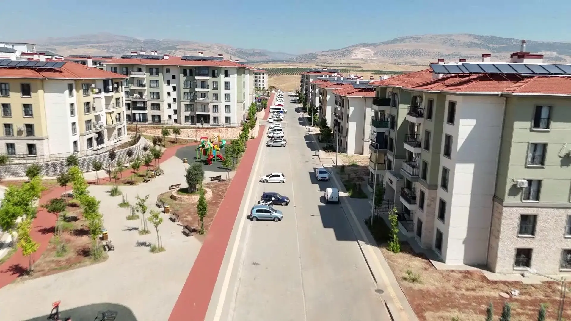 Baykar konutları depremzedelerden tam not aldı! İki yıldır güvenle ve huzurla oturuyorlar