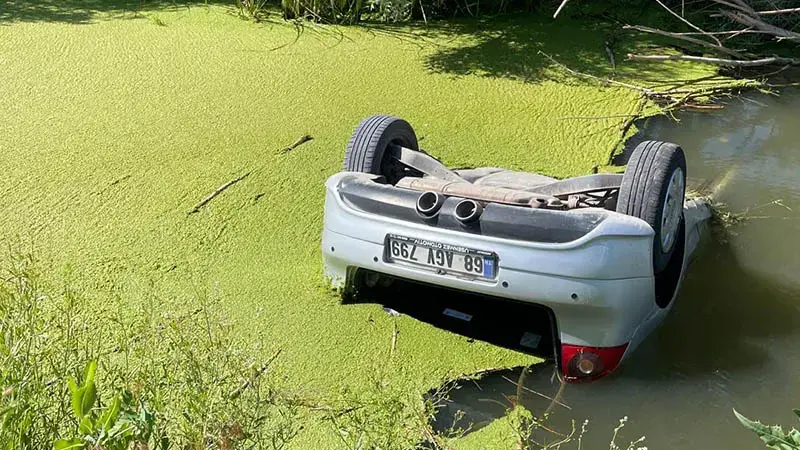 Drenaj kuyusundaki otomobilden 2 cansız beden çıkarıldı