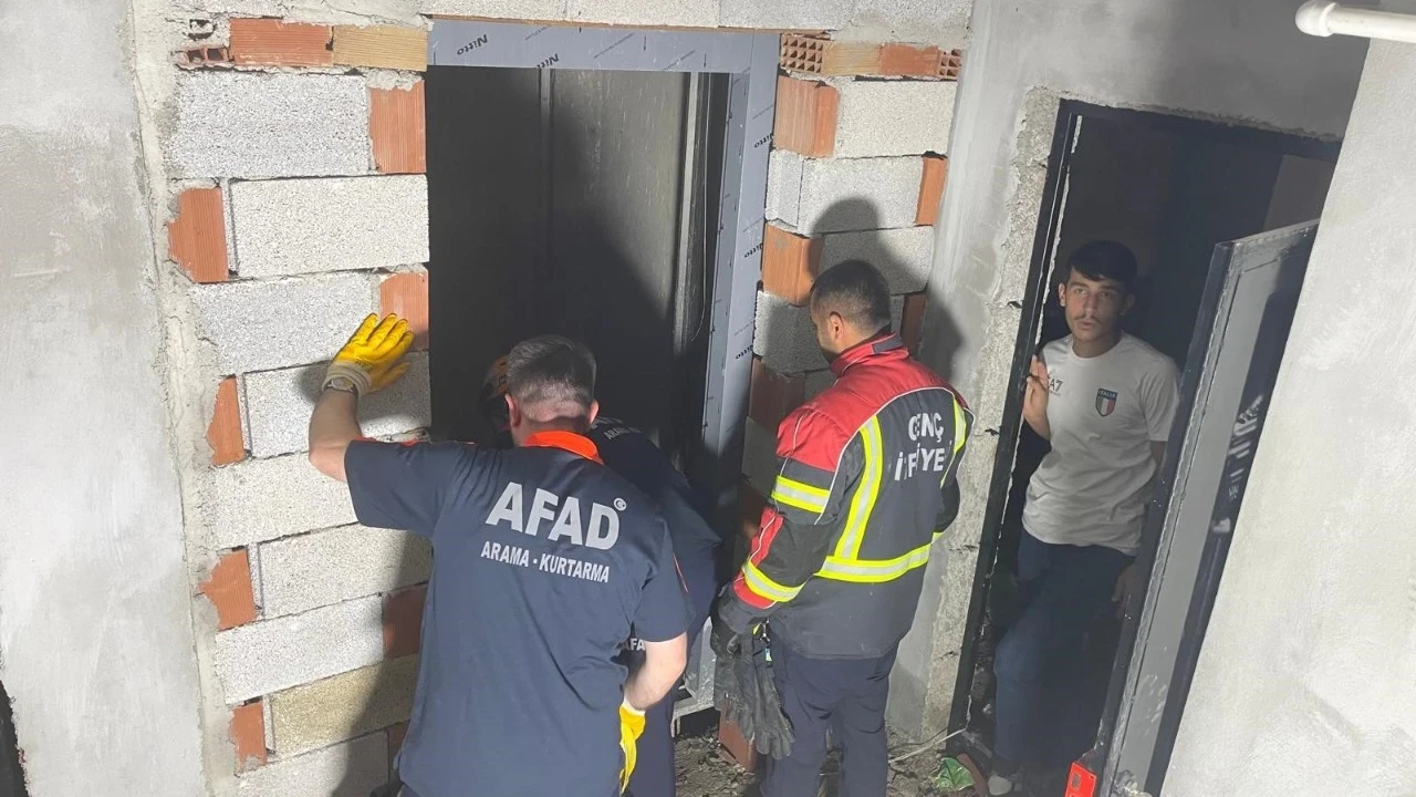 Şaka değil gerçek: Asansör boşluğunda inekleri kurtarma operasyonu