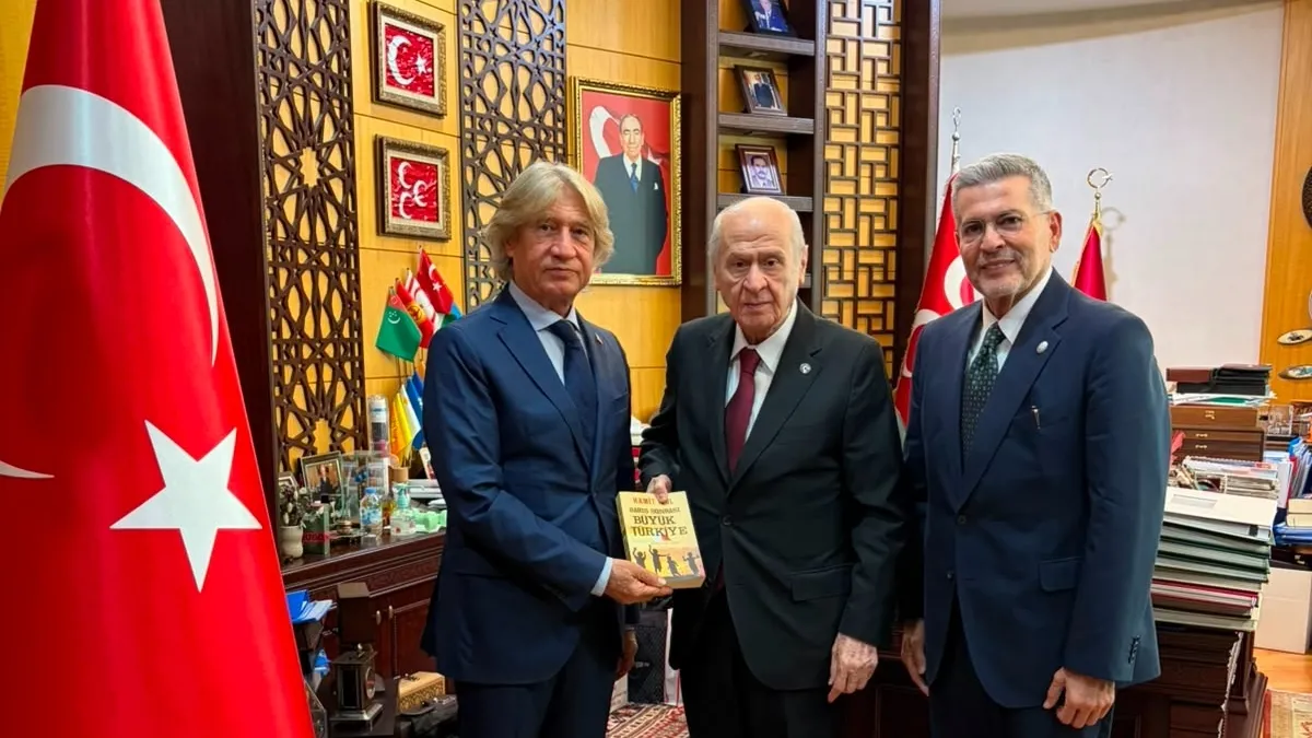 Hamit İzol kitabını Bahçeli’ye takdim etti! Barış Sonrası Büyük Türkiye