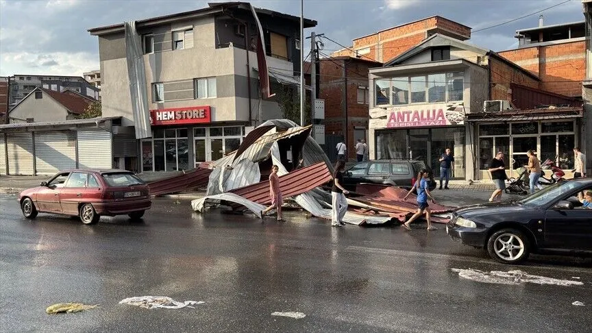 Kuzey Makedonya'nın başkenti Üsküp'te fırtına hayatı olumsuz etkiledi