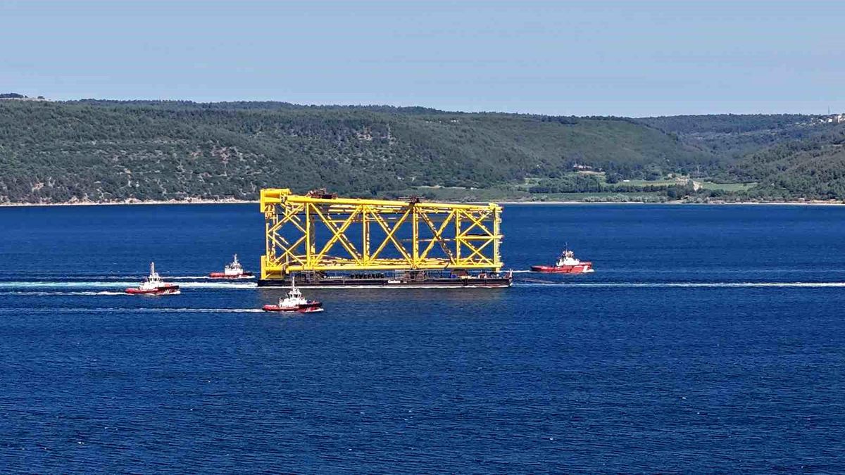 Dev sondaj platformu iskelesi Çanakkale Boğazı'ndan geçiyor