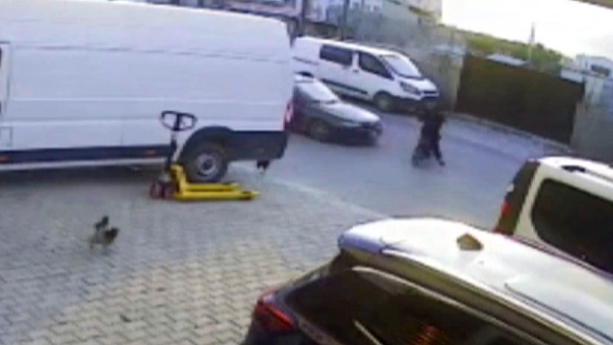 Elektrikli motosikletli çocuğun ağır yaralandığı kaza kamerada