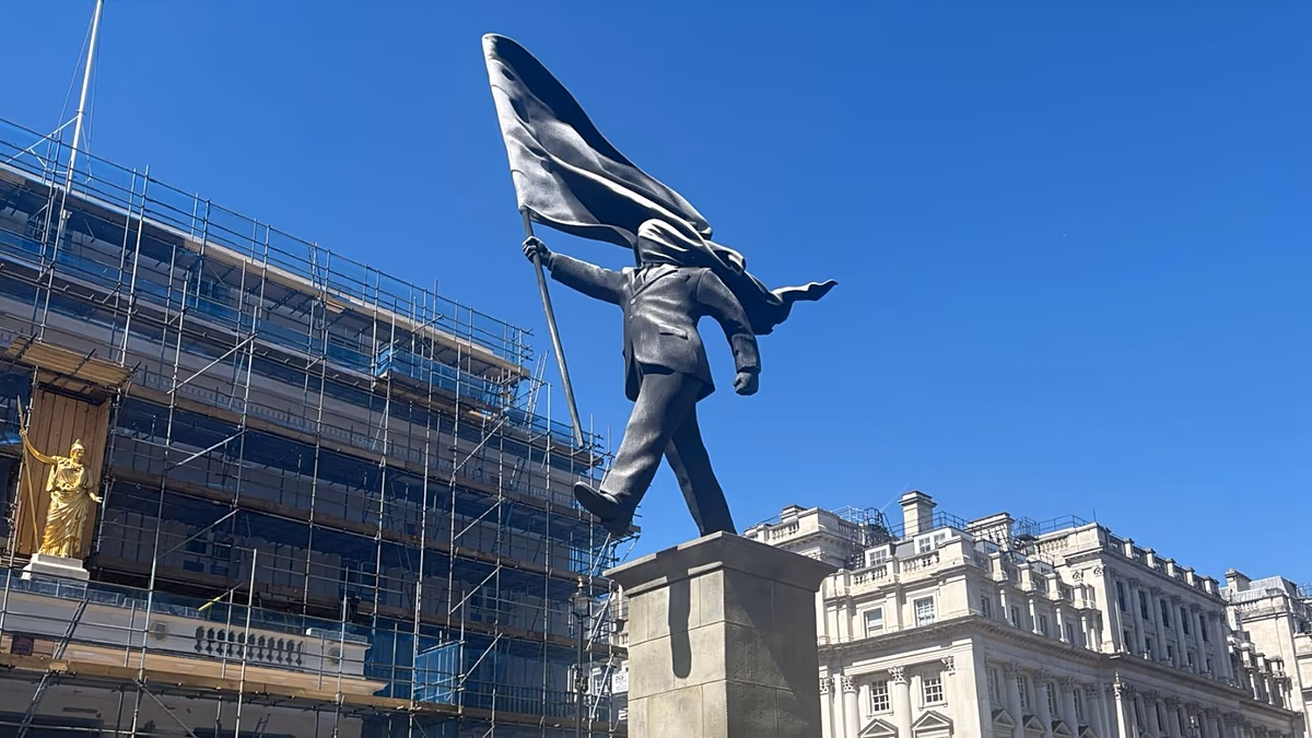 Bayrakla kör: Banksy yeni Londra heykelinin sahibi