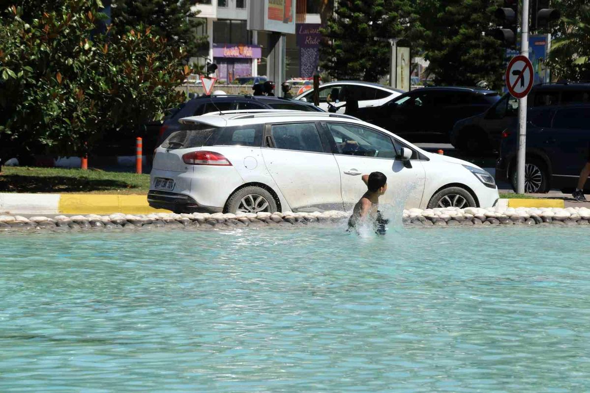 Antalya'da çocuklar süs havuzuna girerek serinledi