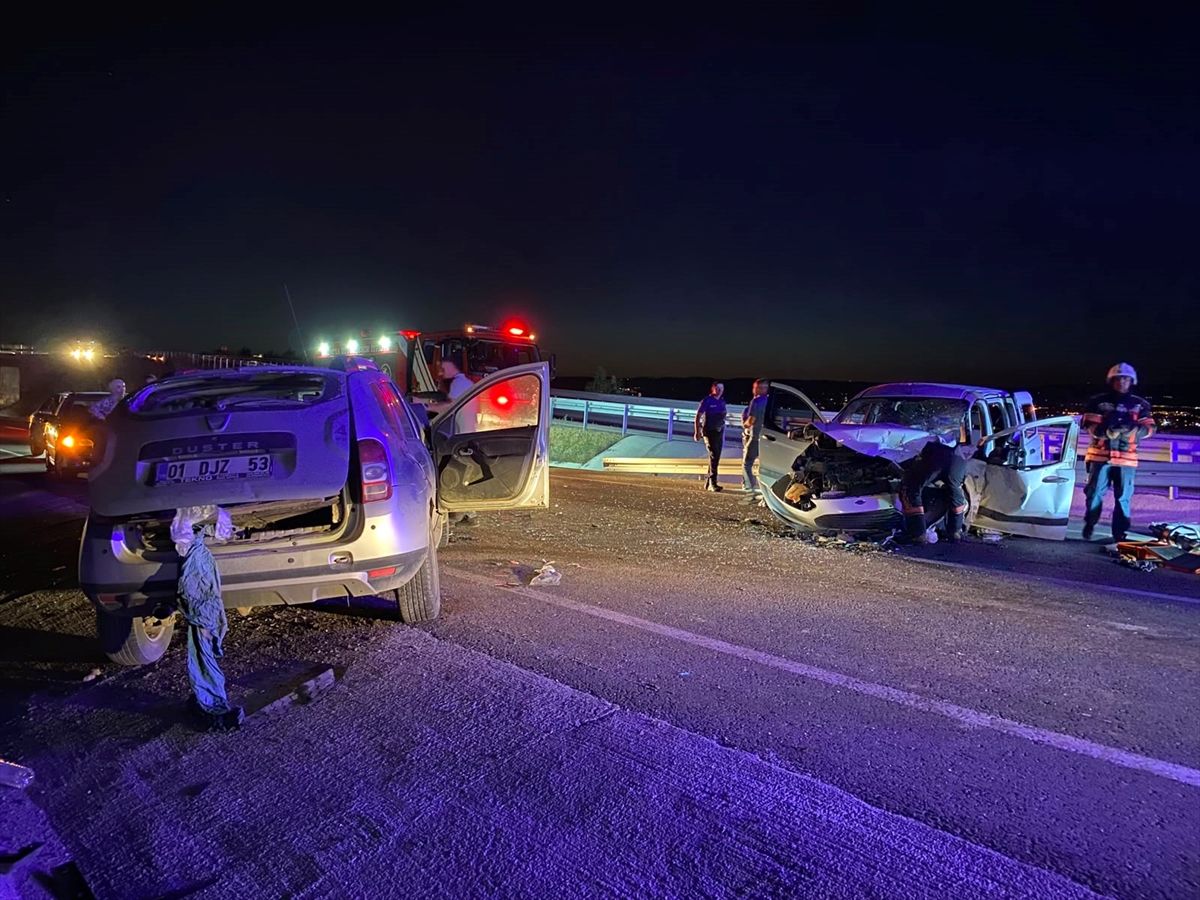 Malatya'da hafif ticari araç ile otomobilin çarpışması sonucu 6 kişi yaralandı