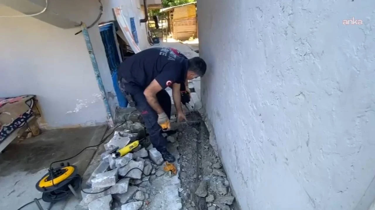 Su tahliye borusuna sıkışan yavru kedi kurtarıldı
