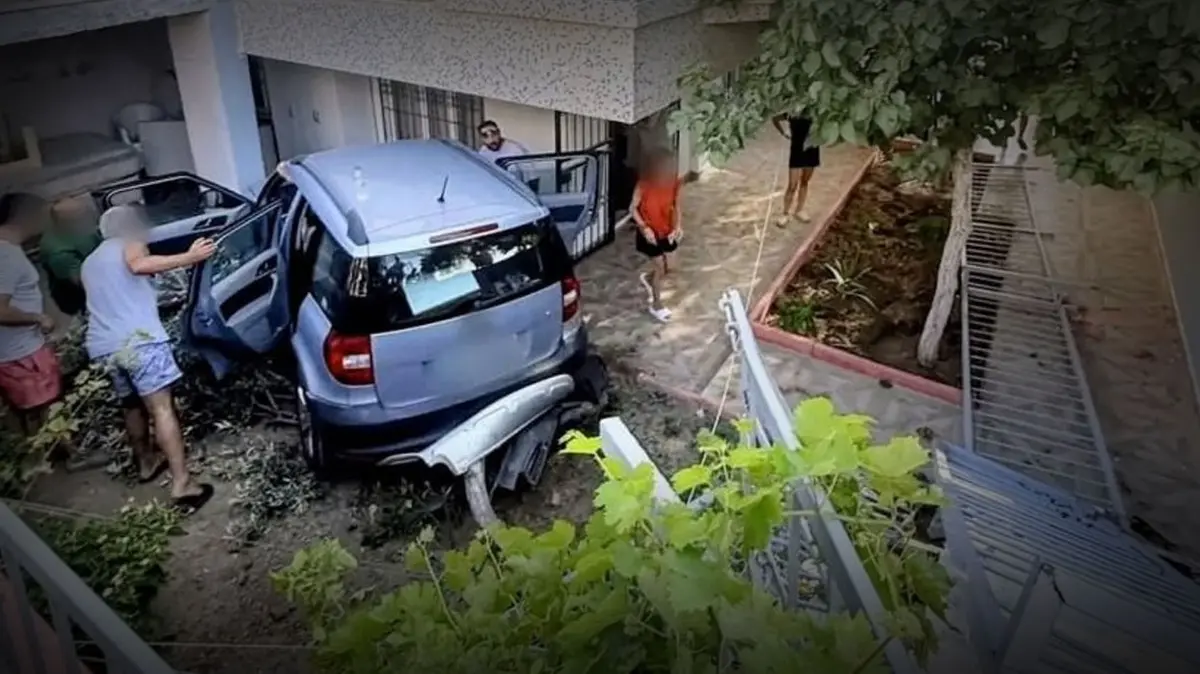 Didim'de korkutan kaza: Kontrolden çıkan otomobil apartman bahçesine uçtu