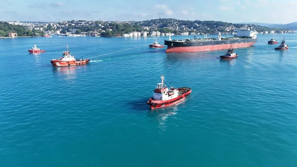 Ukrayna'nın vurduğu dev tanker İstanbul Boğazı'ndan geçti