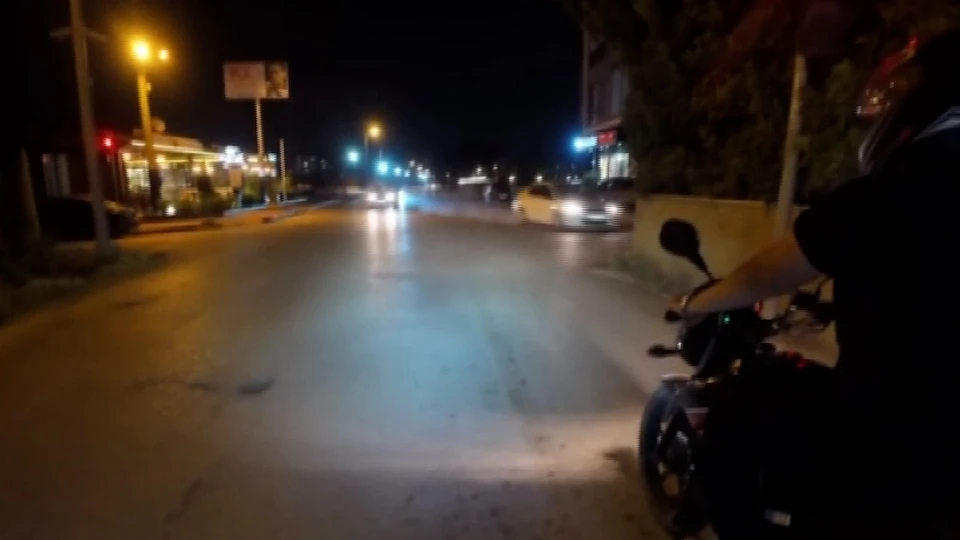 Hatay'da Otomobilin Duvara Çarpma Anı Kask Kamerasına Yansıdı