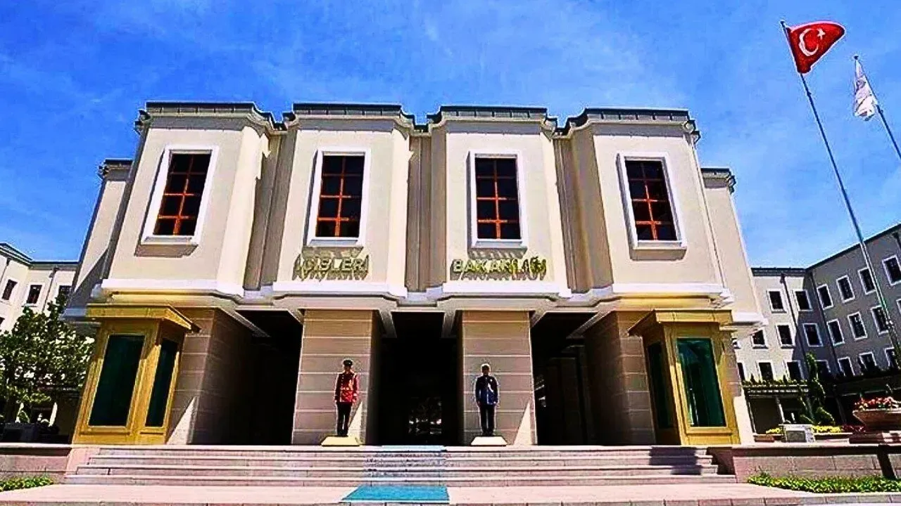 Kırmızı bültenle aranan 42, ulusal seviyede aranan 48 suçlu Türkiye'ye getirildi