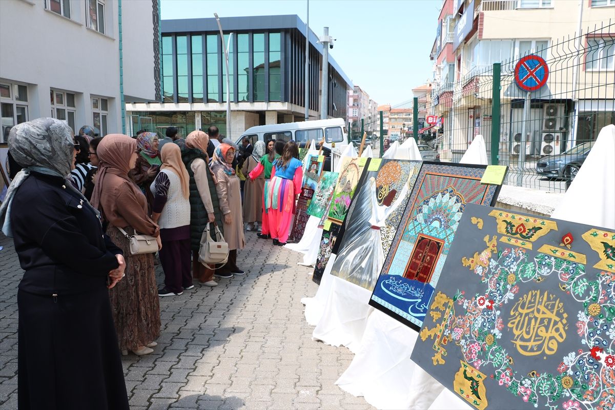 Yozgat'ta Halk Eğitimi Merkezi yıl sonu sergisi açıldı