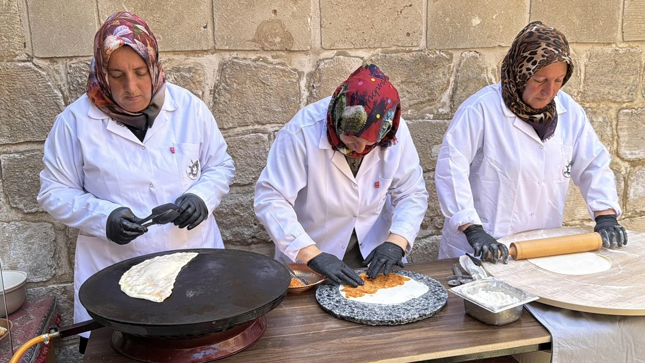 Tarihi taş konağın kapıları aralandı: Yöresel lezzetler ziyaretçilerini bekliyor