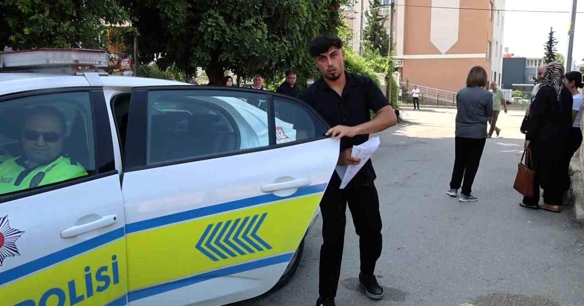Örnek olmak için 6'ncı kez üniversite sınavına girdi, kimliğini unutan öğrenci ise polislerin yardımına rağmen sınava ye..