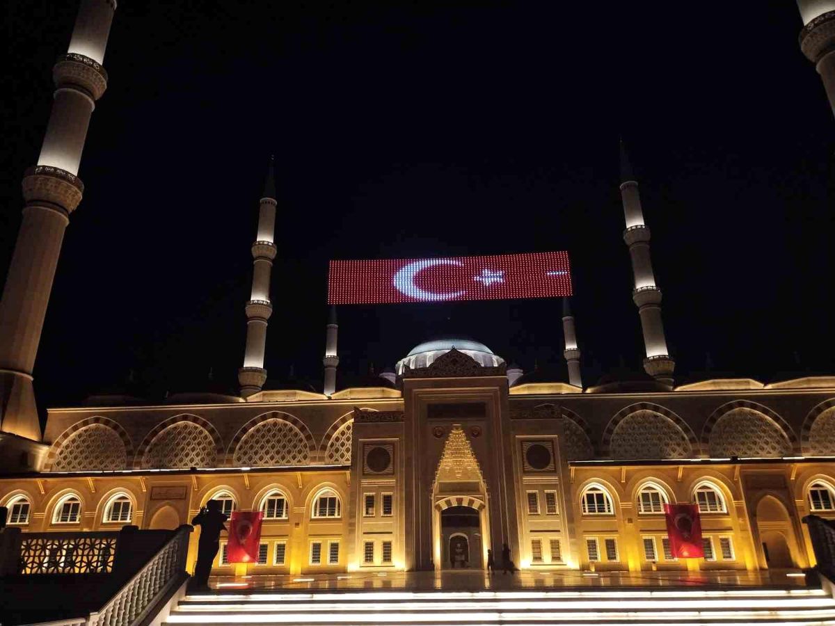 Çamlıca Camii'nde 15 Temmuz'un 10. Yılında sela sesleri yankılandı