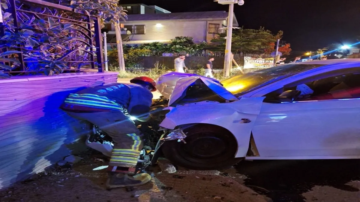 Hatay'da facia anları! Otomobil duvara daldı: 2 kişi yaralandı