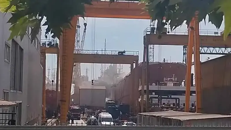 Tuzla'da tersanede gemide yangın